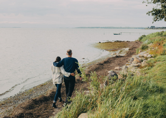 Ein Paar wandert auf einem schmalen Küstenpfad